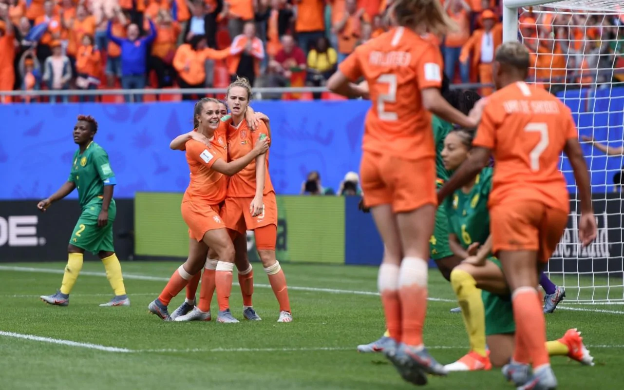 Vivianne Miedema breaks goalscoring record as Holland reach Last 16 with win over Cameroon