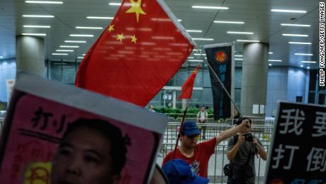 Anger in Hong Kong over Beijing&#39;s legal jurisdiction in new train station