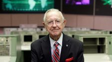 Chris Kraft, NASA's first flight director, dies at 95
