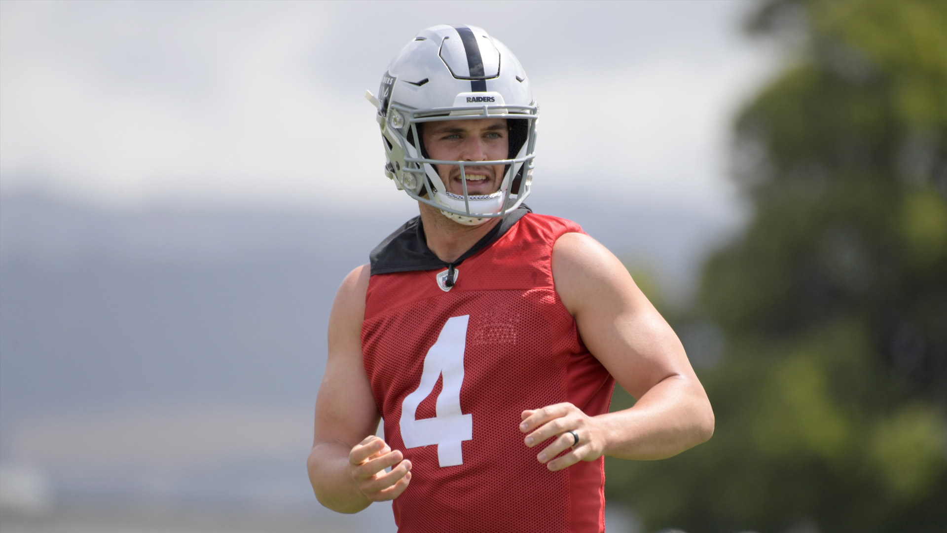 Derek Carr excited for world to see real Raiders in 'Hard Knocks'