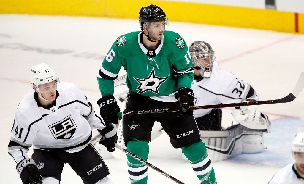 Dallas Stars center Jason Dickinson (16) positions himself in front of Los Angeles Kings goaltender Jonathan Quick (32) during the second period at the American Airlines Center in Dallas, Tuesday, October 23, 2018. (Tom Fox/The Dallas Morning News)