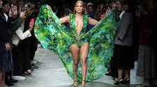 Jennifer Lopez Stuns Fashion World, Brings Back Her Famous Green Dress From 20 Years Ago – CBS New York