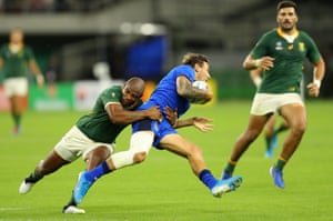 Matteo Minozzi of Italy is tackled by Makazole Mapimpi of South Africa.