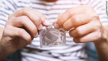 How men and women use condoms differently