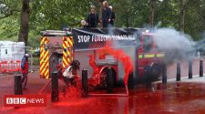 Extinction Rebellion 'lose control of fake blood hose'