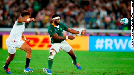South Africa&#39;s flanker Siya Kolisi (R) passes the ball beside England&#39;s wing Anthony Watson during the Japan 2019 Rugby World Cup final.