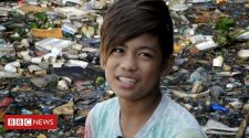 Philippines: The boy diving for plastic