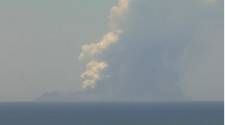 White Island / Whakaari erupts (+Wind Maps for ash clouds)