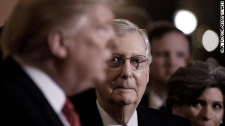 Democrats concerned about McConnell&#39;s White House impeachment coordination 