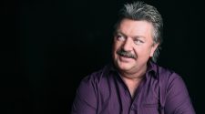 Joe Diffie Dies At 61 From Complications From Coronavirus :