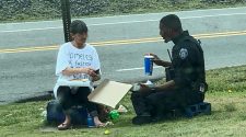 Police officer shares pizza with homeless woman during lunch break