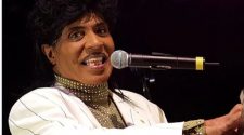 Rock icon hailed for breaking musical barriers - World News
