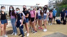 Childen wearing masks line up to enter school in Jerusalem. Photo: Nachum Segal