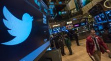 © Reuters. Twitter logo is displayed on the floor of the New York Stock Exchange