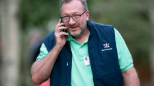 Seth Klarman dumped energy and bought health stocks last quarter. Here's what he's betting on now