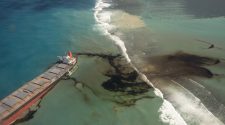 Mauritius oil disaster: Race to drain stricken ship before it splits in half