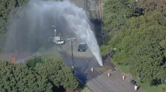 Large Water Main Break In East Fort Worth Gushes 100+ Feet Into The Air – CBS Dallas / Fort Worth