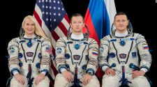 NASA astronaut, Russian cosmonauts prepare for launch to space station