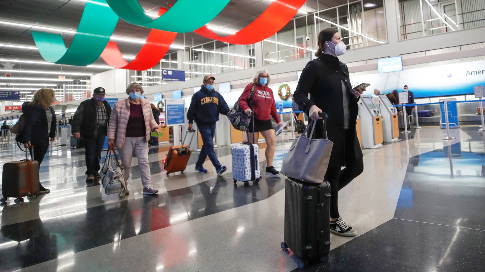 Travelers pass through O'Hare International Airport ahead of the Thanksgiving holiday during the coronavirus disease (COVID-19) pandemic, in Chicago, Illinois, November 25, 2020.