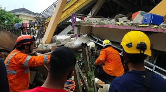 Indonesia Quake Kills Dozens and Injures Hundreds