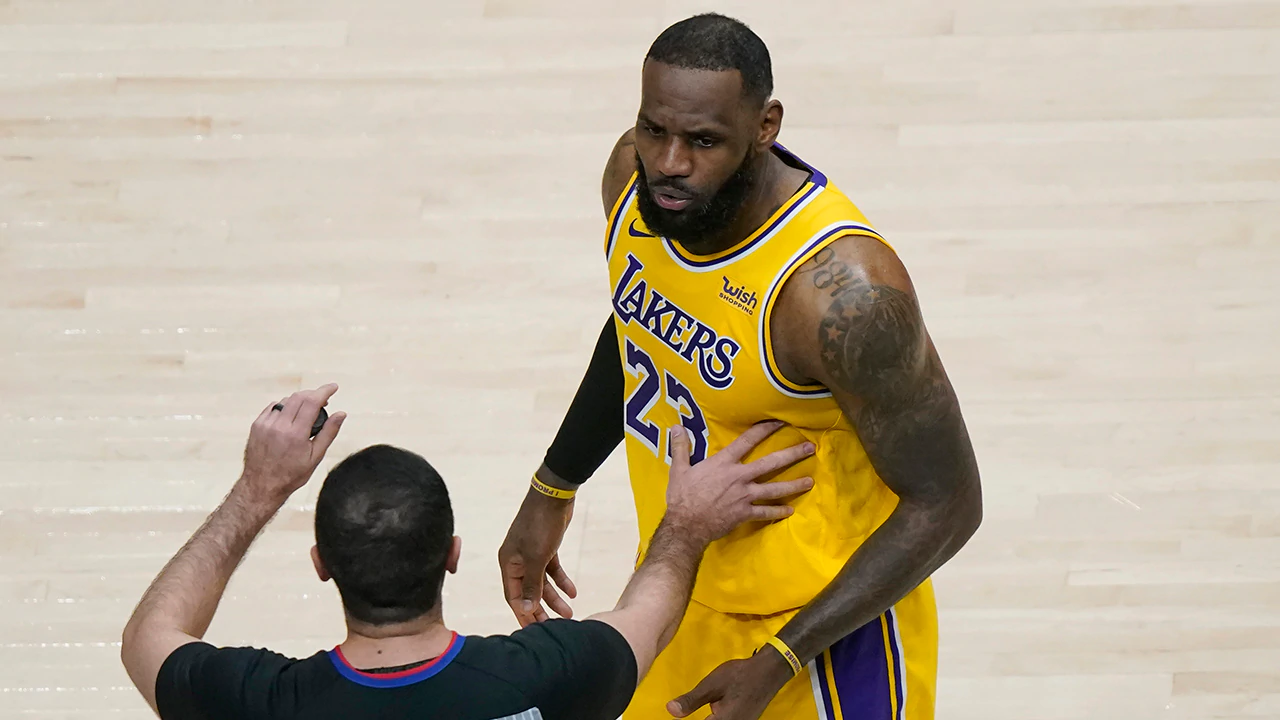 LeBron James heckled by fans during Lakers game, refs briefly stop play