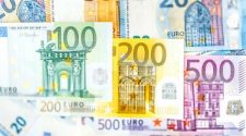 EUR/USD Price Forecast - Euro Breaking Through 200 Day EMA