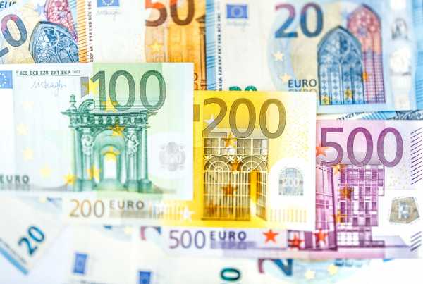 EUR/USD Price Forecast - Euro Breaking Through 200 Day EMA