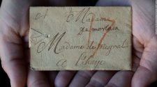 Scientists find way to read priceless letters sealed 300 years ago and never opened