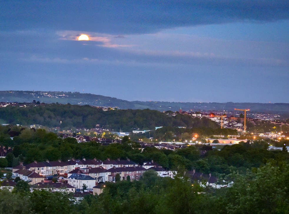 The ‘flower moon’ sets over Bristol