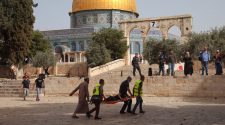 Hundreds Hurt in Clashes at Aqsa Mosque as Tension Rises in Jerusalem