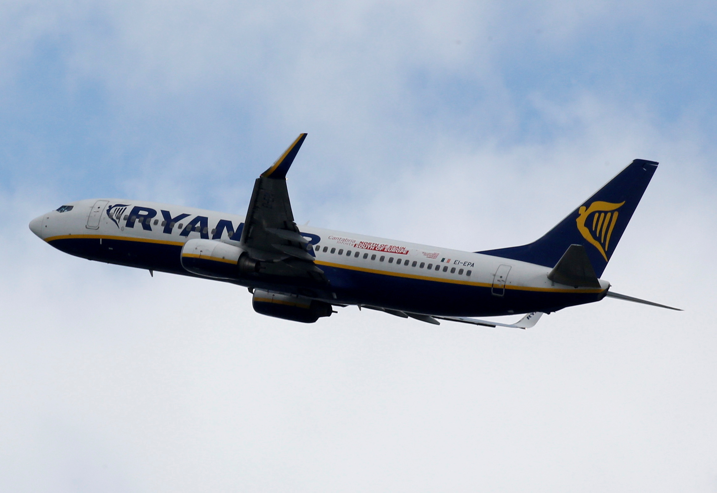 A Ryanair commercial passenger jet takes off in Blagnac near Toulouse, France, May 29, 2019. REUTERS/Regis Duvignau