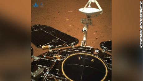 The solar panel and antenna of the Zhurong rover, which unfolded normally after landing, on May 19.