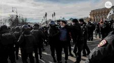 Russian antiwar protests continue to defy mass arrests