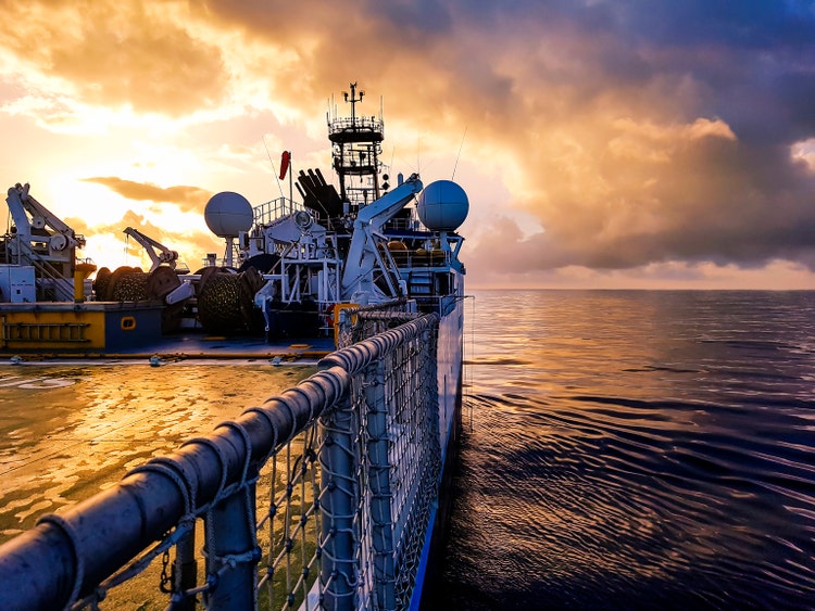 Offshore Seismic Research Vessel bei Amazing Sunrise