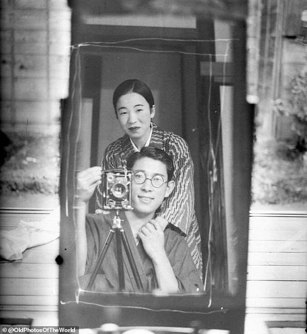 Selfie time! This adorable couple took a mirror portrait over 100 years ago in 1920 in their home town of Japan